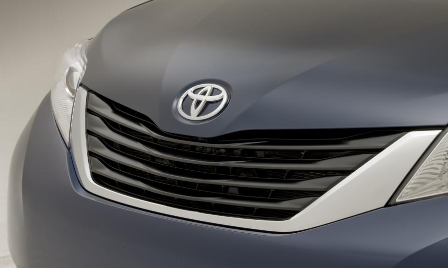 Toyota Sienna LE 2010 года  (фото 35 из 52)